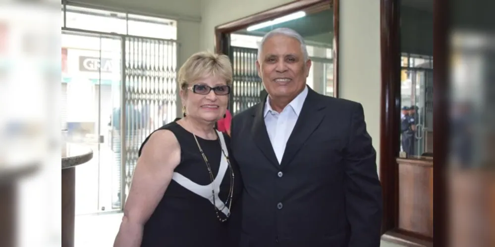 Brinde à vida - O radialista Nilson de Oliveira no próximo sábado (1), brinda a chegada de seu aniversário. Nilson que tem uma trajetória admirável no radio local, tendo um dos programas lideres de audiência. No registro especial Nilson ao lado de sua esposa, Maria Luiza Oliveira. Da coluna RC os votos de saúde e prosperidade. 
