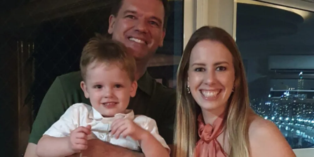 Brinde à vida – O respeitado médico neurologista Jeziel Gilson Nikosky receberá as felicitações pela passagem de seu nesta quinta-feira (13). No registro especial, Jeziel com sua esposa a empresária Angélica Perin Nikosky e seu filho Miguel. Da coluna RC os votos de felicidades infinitas.