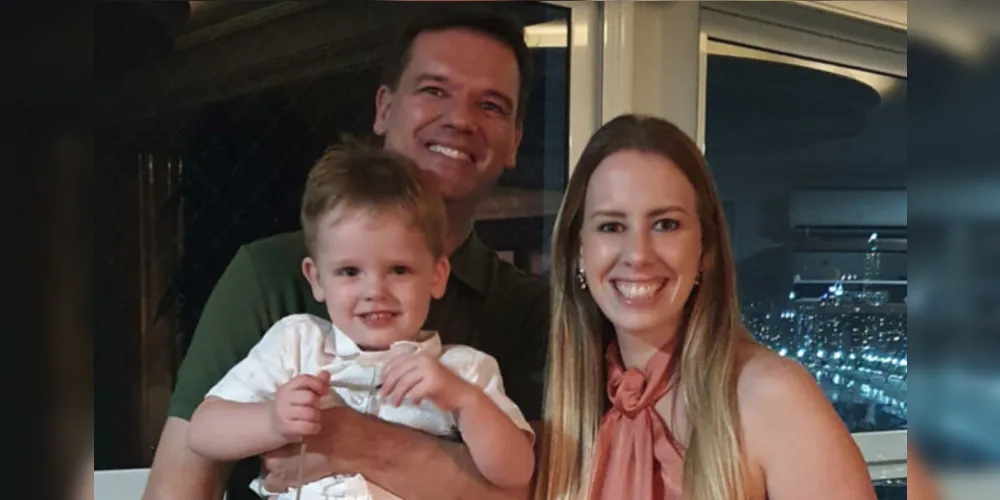 Brinde à vida – O respeitado médico neurologista Jeziel Gilson Nikosky receberá as felicitações pela passagem de seu nesta quinta-feira (13). No registro especial, Jeziel com sua esposa a empresária Angélica Perin Nikosky e seu filho Miguel. Da coluna RC os votos de felicidades infinitas.