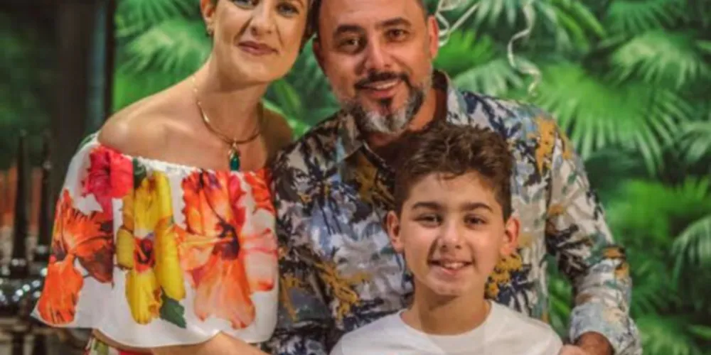 Brinde à vida - O empresário Hemerson Dmengeon será muito cumprimentado pela chegada de seu aniversário nesta terça-feira (18). No registro, Hemerson com sua esposa Angelica Simionato e seu filho Benjamim. Da coluna RC os votos de felicidades e sucesso. 