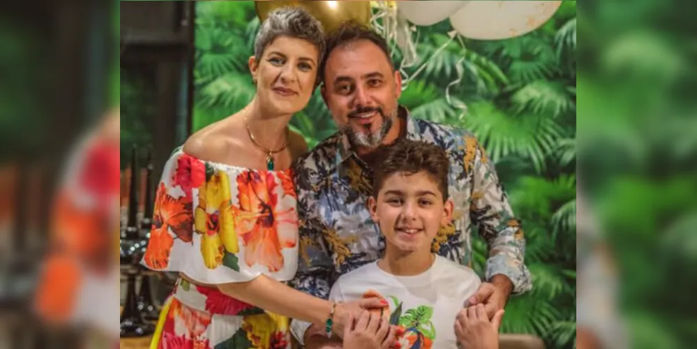 Brinde à vida - O empresário Hemerson Dmengeon será muito cumprimentado pela chegada de seu aniversário nesta terça-feira (18). No registro, Hemerson com sua esposa Angelica Simionato e seu filho Benjamim. Da coluna RC os votos de felicidades e sucesso. 