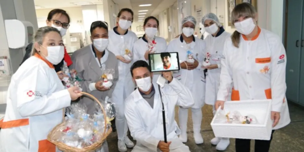 Imagem ilustrativa da imagem Enfermeiros são homenageados com bonecas de fuxico no PR