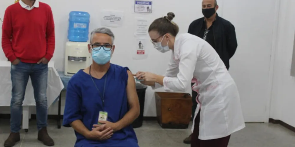 Neste momento, a aplicação acontece em pessoas de 65 anos ou mais e em profissionais da área da saúde