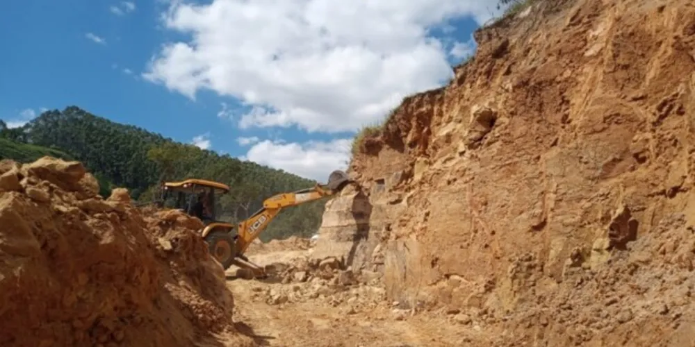 Nesta semana, as equipes realizam o trabalho de recuperação da estrada da Serra do Rio do Peixe, na localidade do Sabugueiro