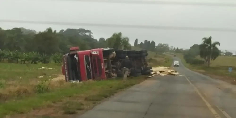 Parte da carga ficou esparramada sobre a pista. Orientação é que os motoristas redobrem a atenção na rodovia