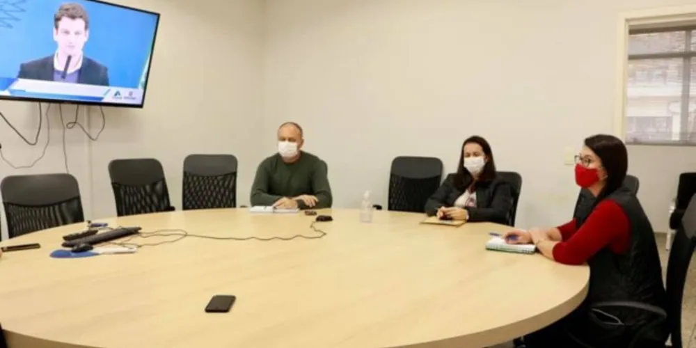 Prefeito Osnei Stadler (DEM) e representantes do departamento de Habitação acompanharam assinatura do decreto estadual