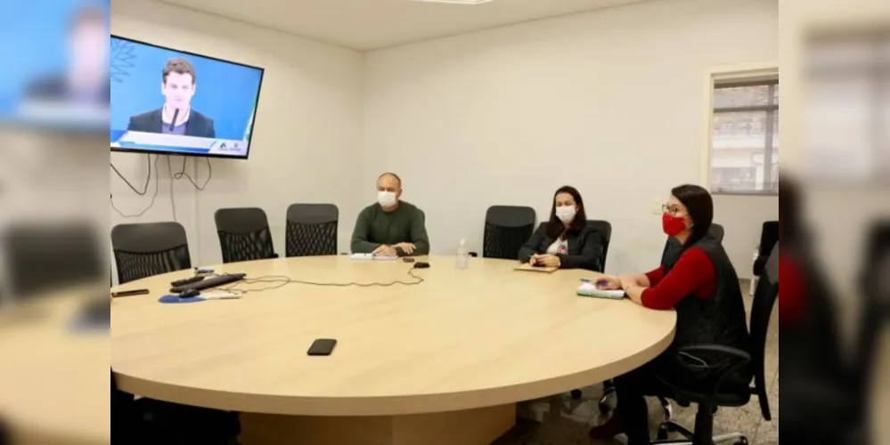 Prefeito Osnei Stadler (DEM) e representantes do departamento de Habitação acompanharam assinatura do decreto estadual