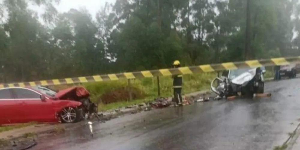 Colisão frontal ocorreu na manhã deste sábado (22)