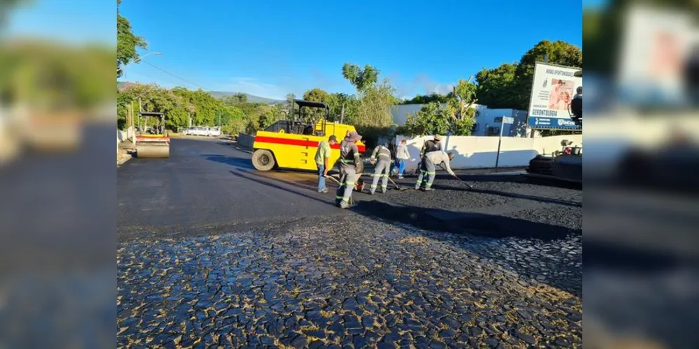 Equipes atuaram em obras de recapeamento nesta terça-feira (25)