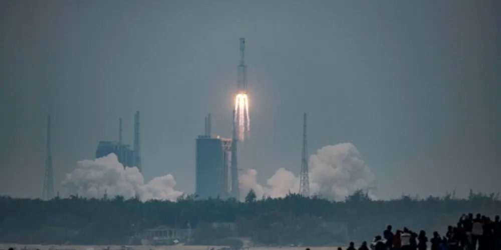 Foguete utilizado para lançar o início do plano de construção de uma estação espacial chinesa deve voltar ao planeta totalmente descontrolado