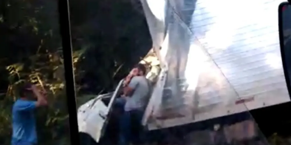 O acidente aconteceu por volta das 8h30 na região de Itaiacoca, distrito de Ponta Grossa