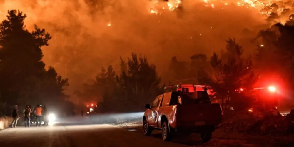 Quinze aviões e centenas de bombeiros participam das operações com o auxílio do Exército
