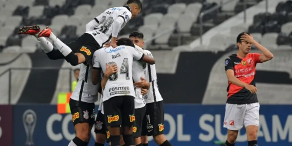 Timão goleou, mas já estava eliminado. O peixe santista acabou perdendo e ficou fora das oitavas da Libertadores