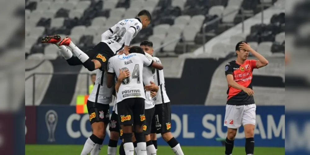 Timão goleou, mas já estava eliminado. O peixe santista acabou perdendo e ficou fora das oitavas da Libertadores