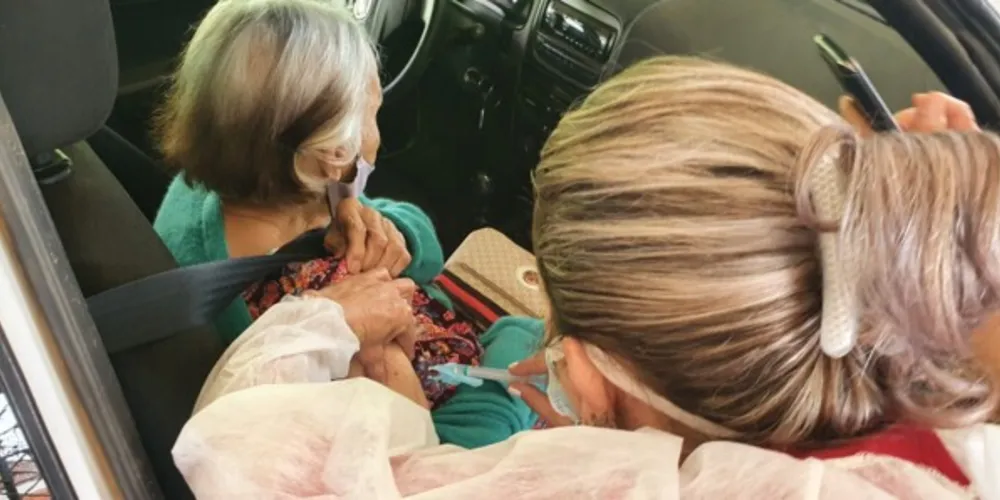 A data da aplicação da primeira dose consta na carteirinha de vacinação.