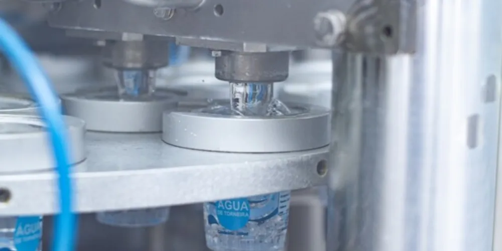 Aliviando a sede na pandemia: água envasada pela Sanepar chega aos profissionais de saúde