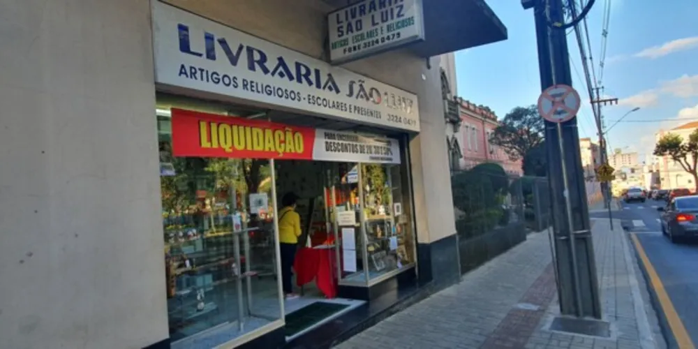 Faixa em frente a loja anuncia o fim das atividades. 