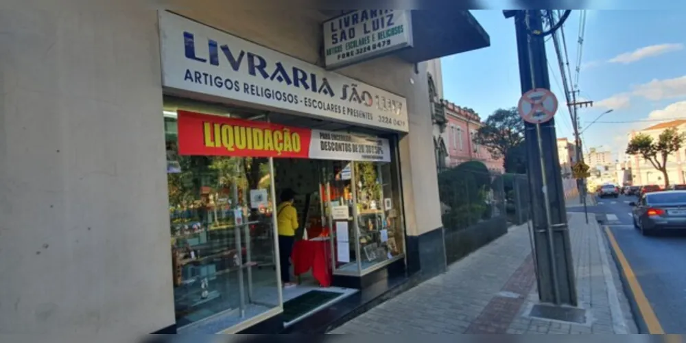Faixa em frente a loja anuncia o fim das atividades. 