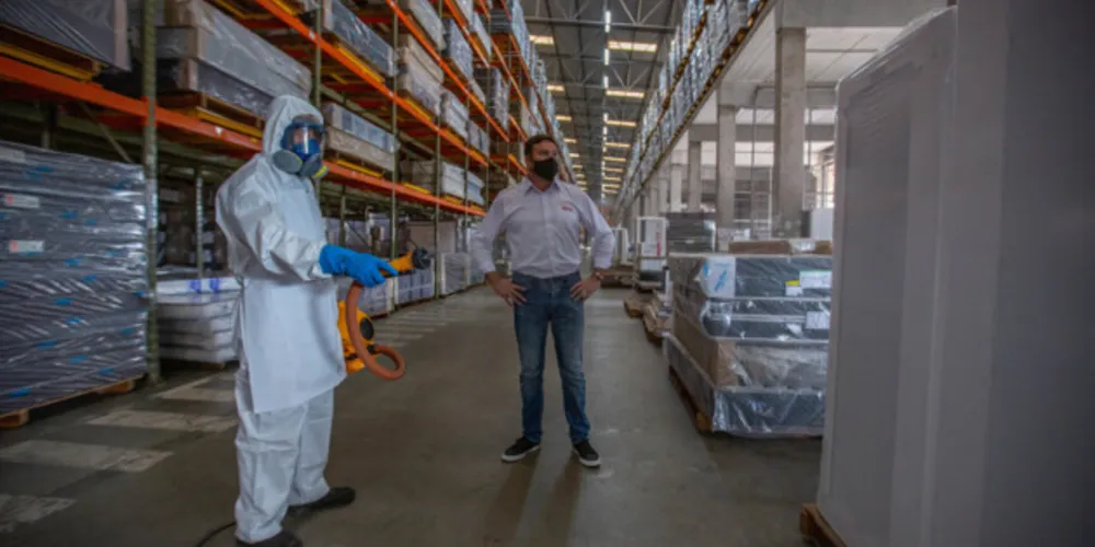 Produtos são desinfectados antes de saírem do depósito