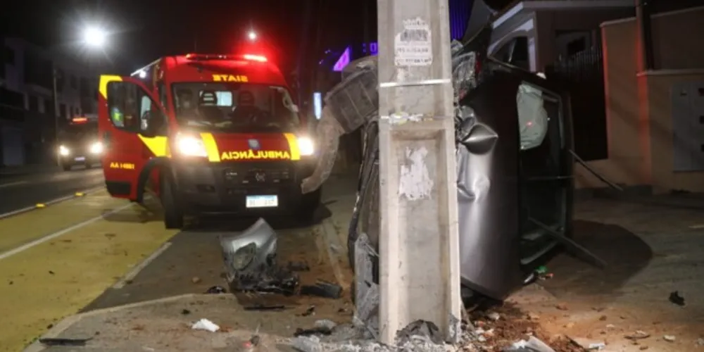 O motorista sofreu ferimentos leves. 