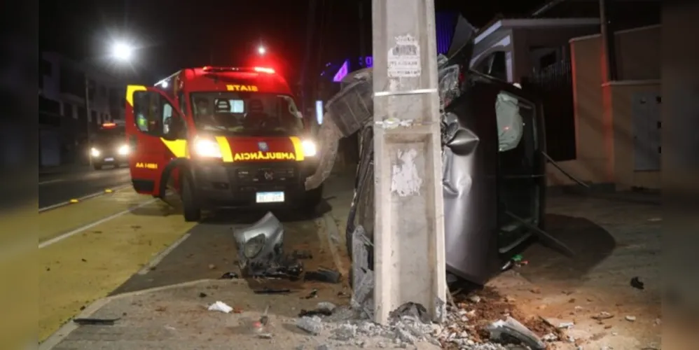 O motorista sofreu ferimentos leves. 