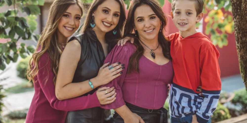 Renata Schimaneski e seus filhos Maria Eduarda, Maria

Antonia e Enzo Schimaneski