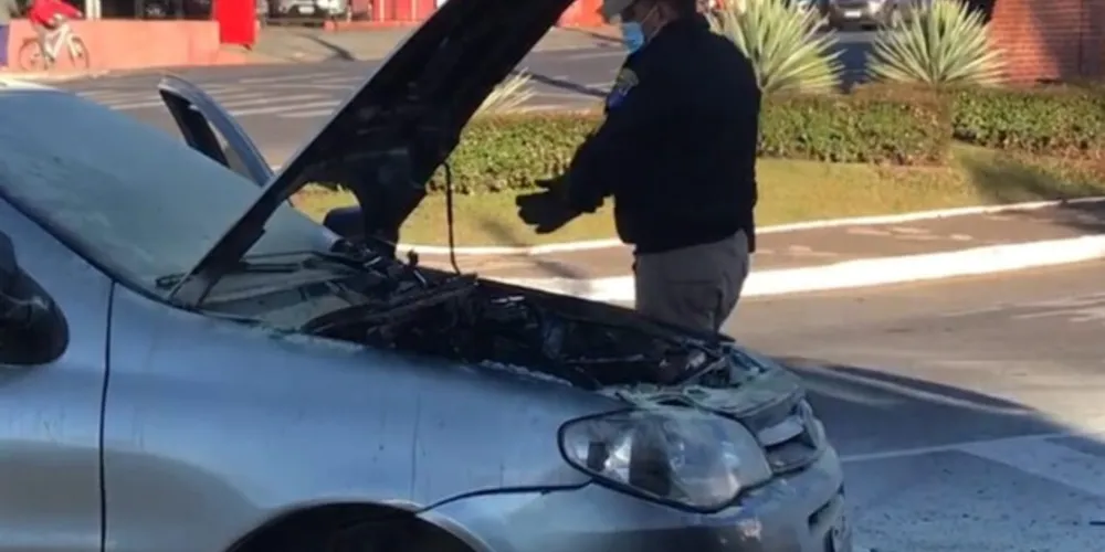 Imagem ilustrativa da imagem Carro pega fogo e assusta motorista em Uvaranas