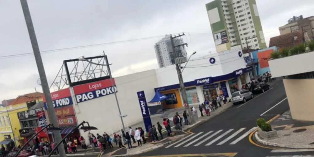 Até às 8h50, a fila estava dobrando o quarteirão., no centro de PG.