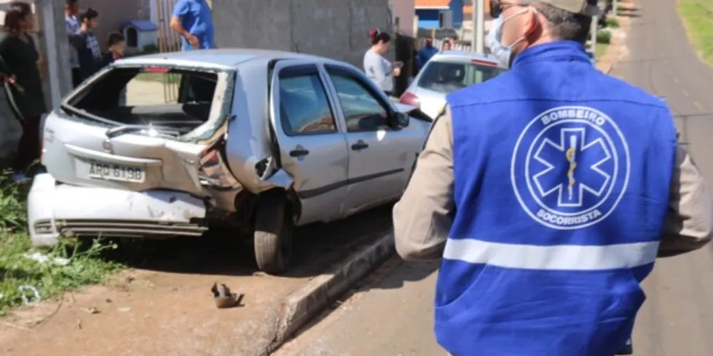 Motorista precisou desviar de um cachorro e acabou batendo em dois veículos que estavam estacionados.