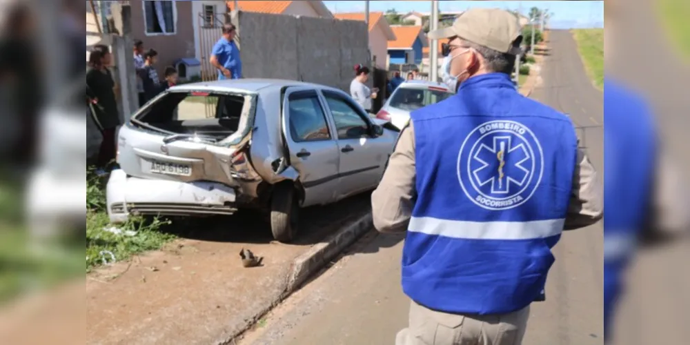 Motorista precisou desviar de um cachorro e acabou batendo em dois veículos que estavam estacionados.