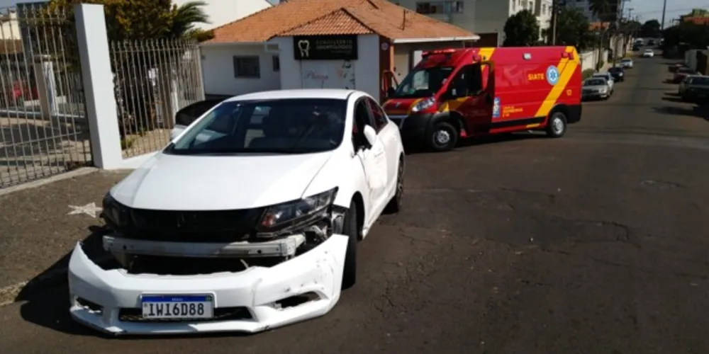 Honda Civic perdeu o para-choque do carro