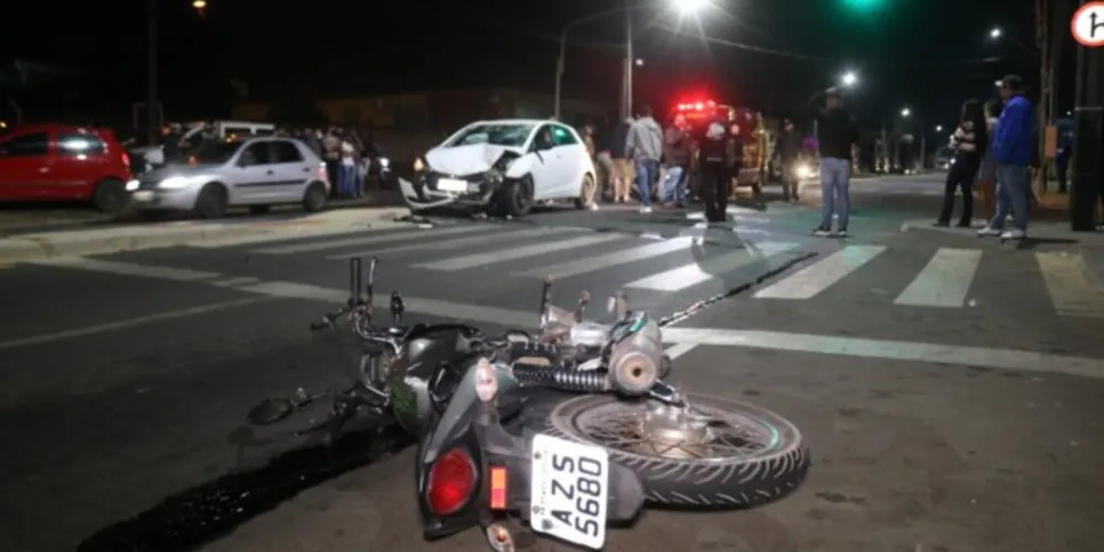Acidente entre carro e moto gerou discussão, em Ponta Grossa.