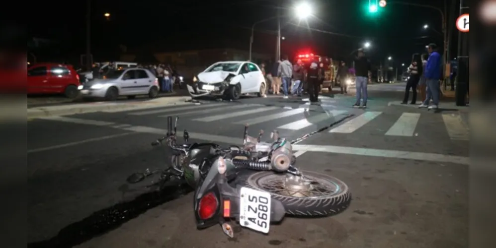 Acidente entre carro e moto gerou discussão, em Ponta Grossa.