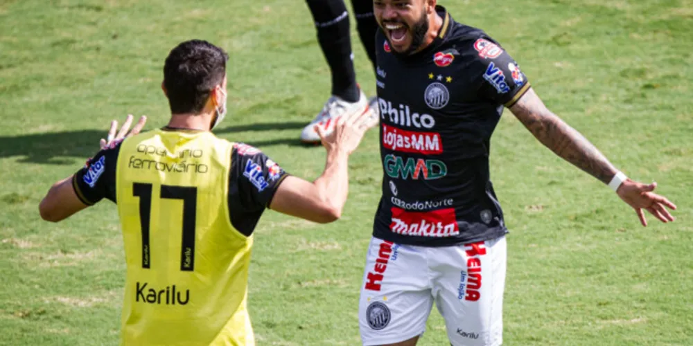 Leandrinho (à direita) foi o autor do 1º gol do Operário.