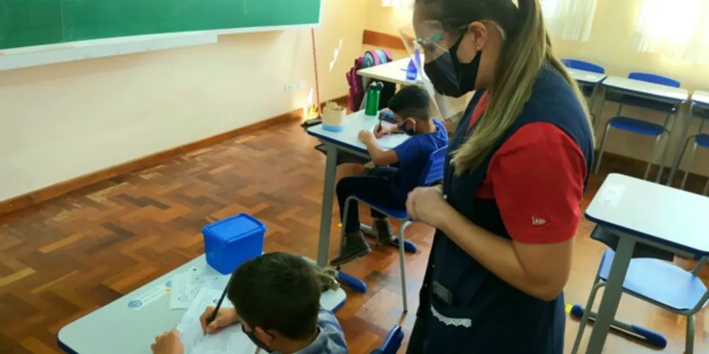 Professores realizam atendimentos individualizados presenciais com alunos sem acesso à internet