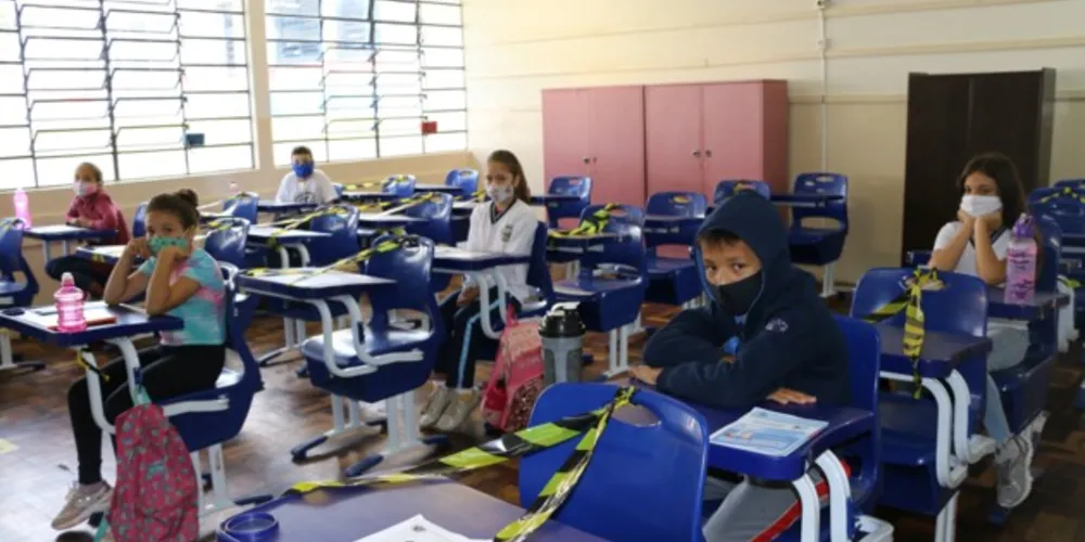 Retorno das turmas seguirá o sistema híbrido, com 50% dos alunos de forma presencial e outra metade em atividades remotas