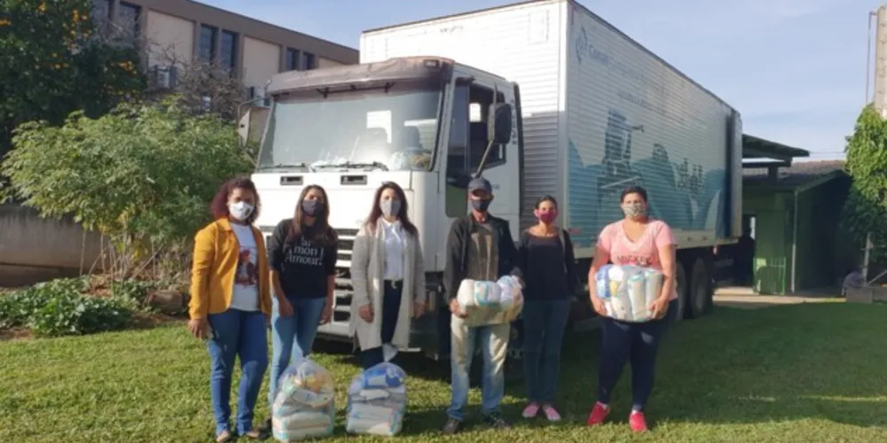 Cerca de 390 kits de alimento foram enviados nesta semana