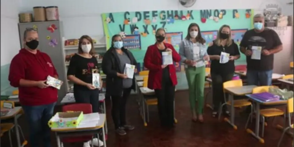 Repasse dos equipamentos está sendo feito aos pais no momento da retirada das atividades escolares