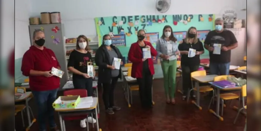 Repasse dos equipamentos está sendo feito aos pais no momento da retirada das atividades escolares