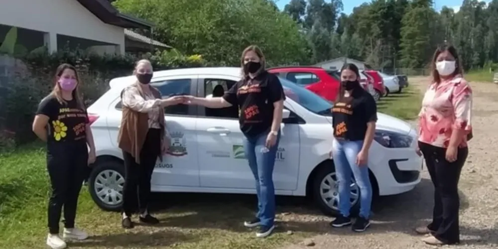 Automóvel deve otimizar as ações desenvolvidas pela entidade. Chave foi entregue pela prefeita Cleonice Schuck nesta semana
