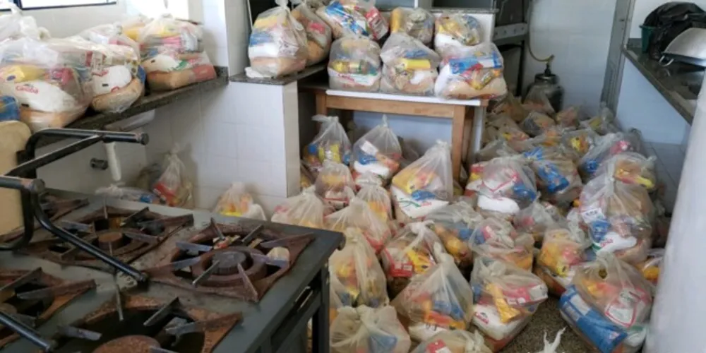 Recursos da merenda escolar foram revertidos para a compra de cestas básicas