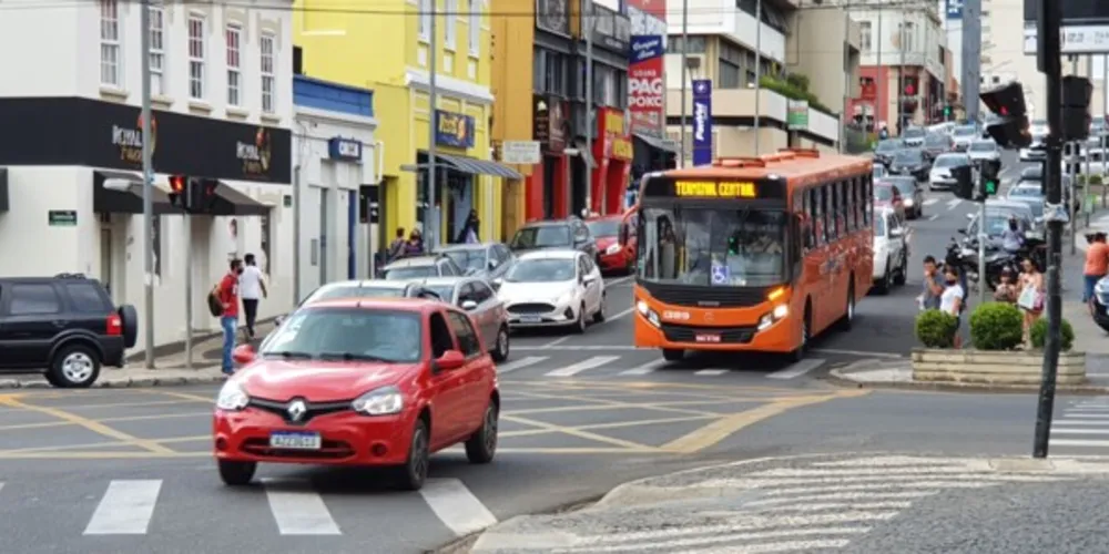 Transporte público coletivo tem operado com 50% da frota.