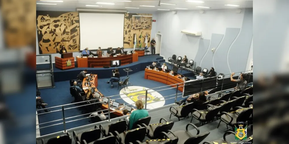 Vereadores discutiram os projetos do Executivo nesta segunda (17).