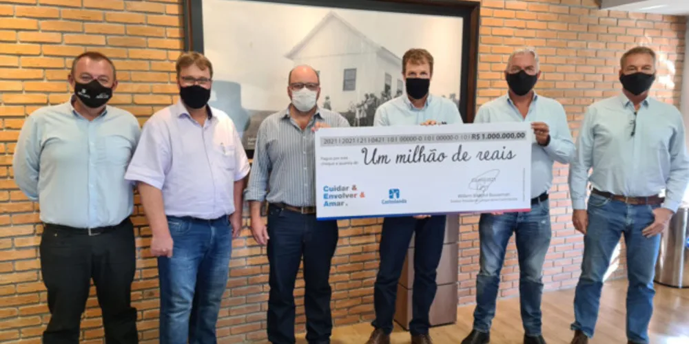 Representantes do Conselho de Administração da Castrolanda durante ato simbólico realizado na sede administrativa da Cooperativa.