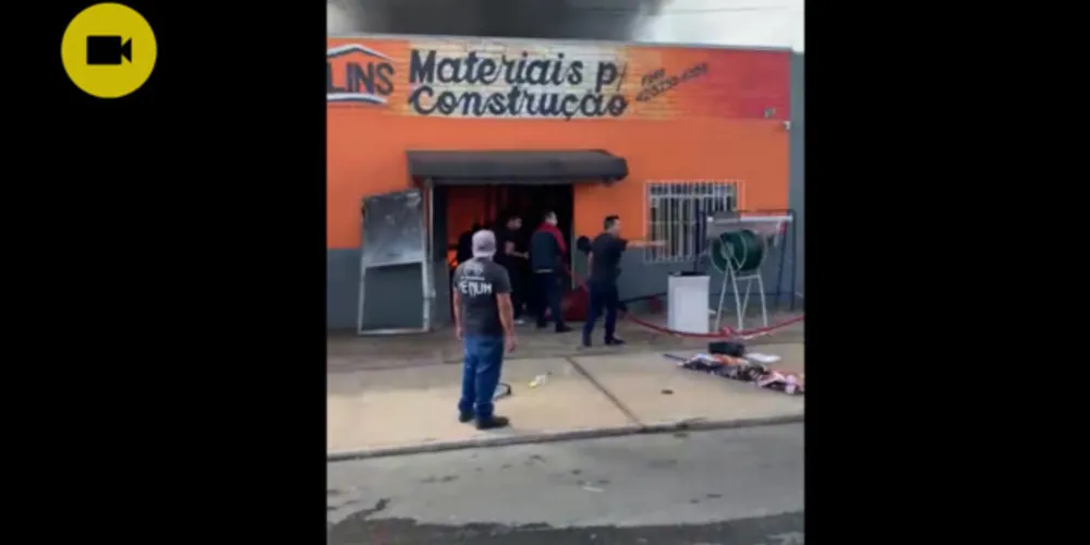Imagem ilustrativa da imagem Fogo destrói loja de materiais de construção em Castro