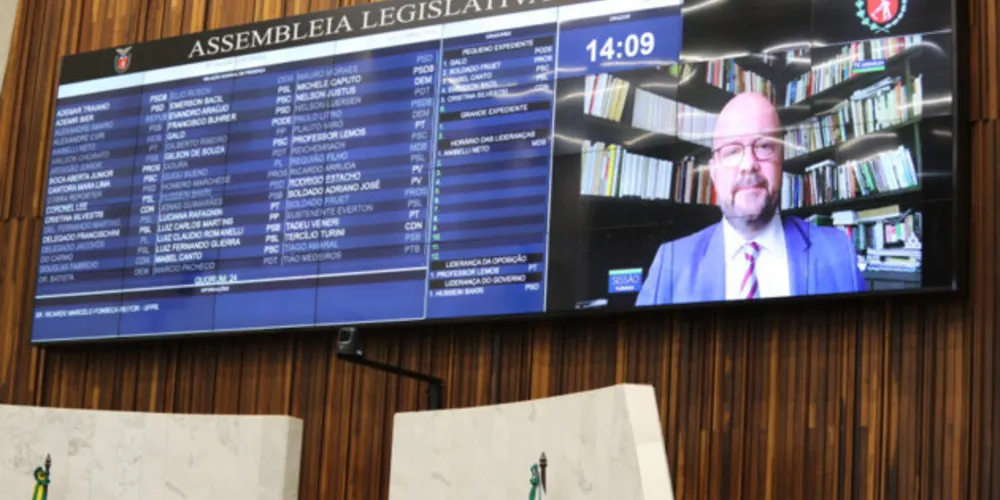 Reitor da UFPR participou da sessão da Alep desta terça-feira (4).