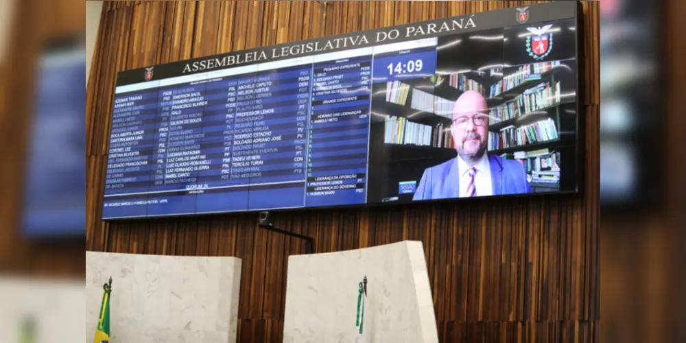 Reitor da UFPR participou da sessão da Alep desta terça-feira (4).