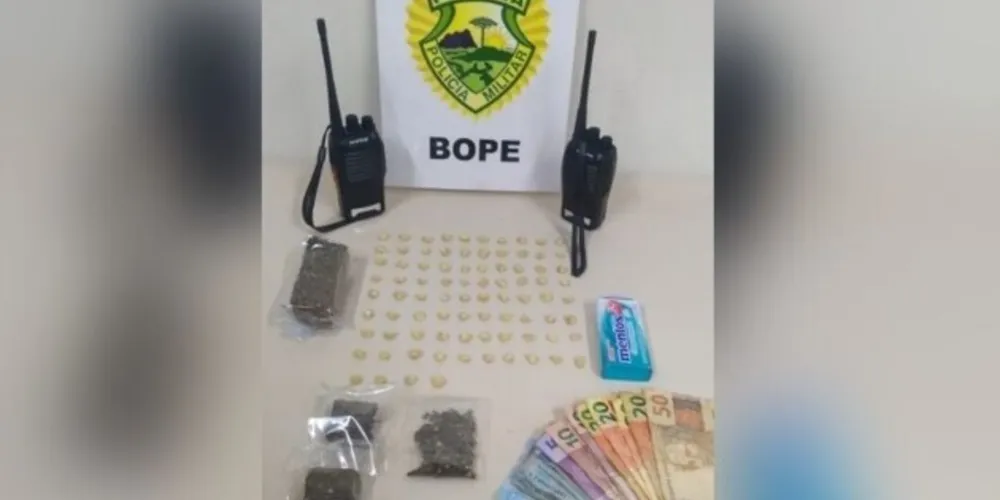 Além da droga, foram apreendidos rádios comunicadores.