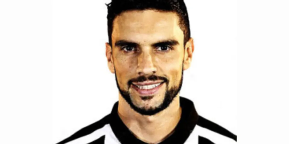 O atleta iniciou a carreira nas categorias de base do Paraná Clube.
