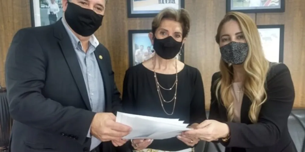 Deputado Gilson, prefeita Elizabeth e vereadora Adriana.